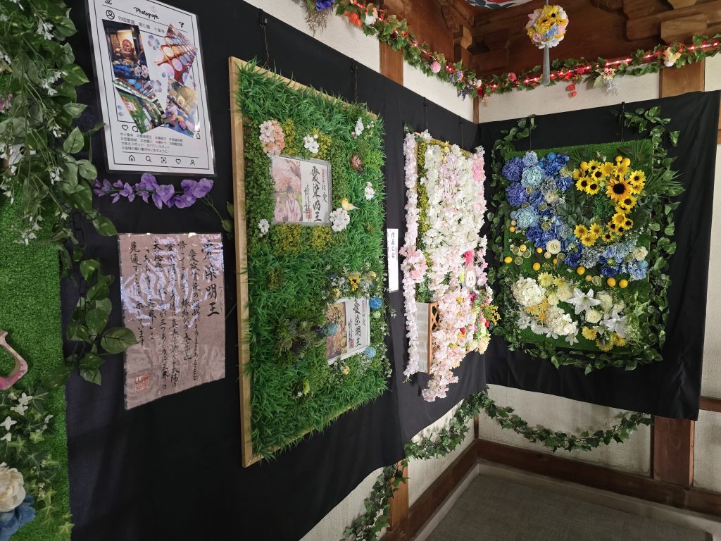 四国八十八ヶ所霊場　第７番札所　十楽寺（じゅうらくじ）　鐘楼門（しょうろうもん）２階室内の飾り付け①