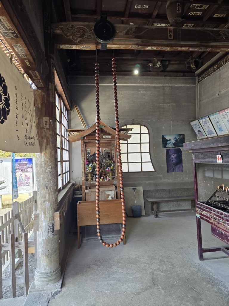 四国八十八ヶ所霊場　第１０番札所　切幡寺　本堂内　吊り下げ大数珠(つりさげおおじゅず)　