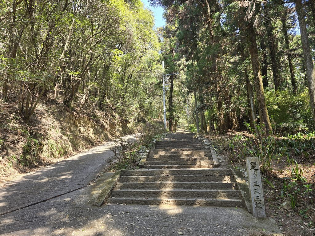 四国八十八ヶ所霊場　第１０番札所　切幡寺に向かう３３３段の階段