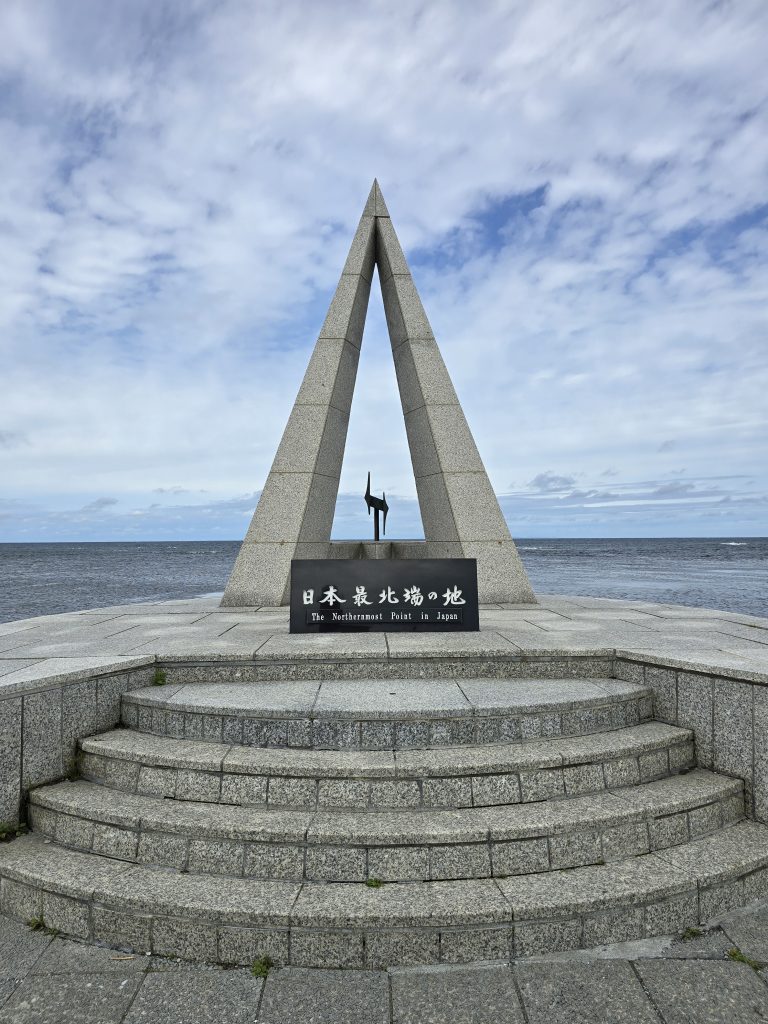 北海道本島最北の地「宗谷岬」。
北緯45度31分22秒に位置しています。
岬の先端には、北極星の一稜をモチーフに、中央部に北を表わす「N」の文字が施された「日本最北端の地の碑」があります。
