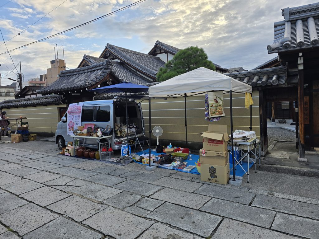 ９月２１日（日）東寺さんの「弘法市」にて出店中の写真です。