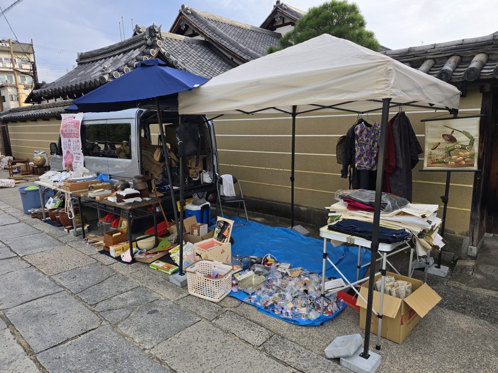 ２０２５年１０月２１日（火）は、個人的に、東寺の「弘法さん」こと「弘法市（こうぼういち）」に４回目の出店をさせていただきました。