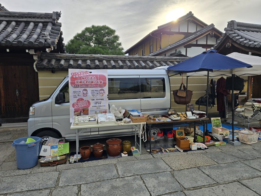 ２０２５年１０月２１日（火）は、個人的に、東寺の「弘法さん」こと「弘法市（こうぼういち）」に４回目の出店をさせていただきました。