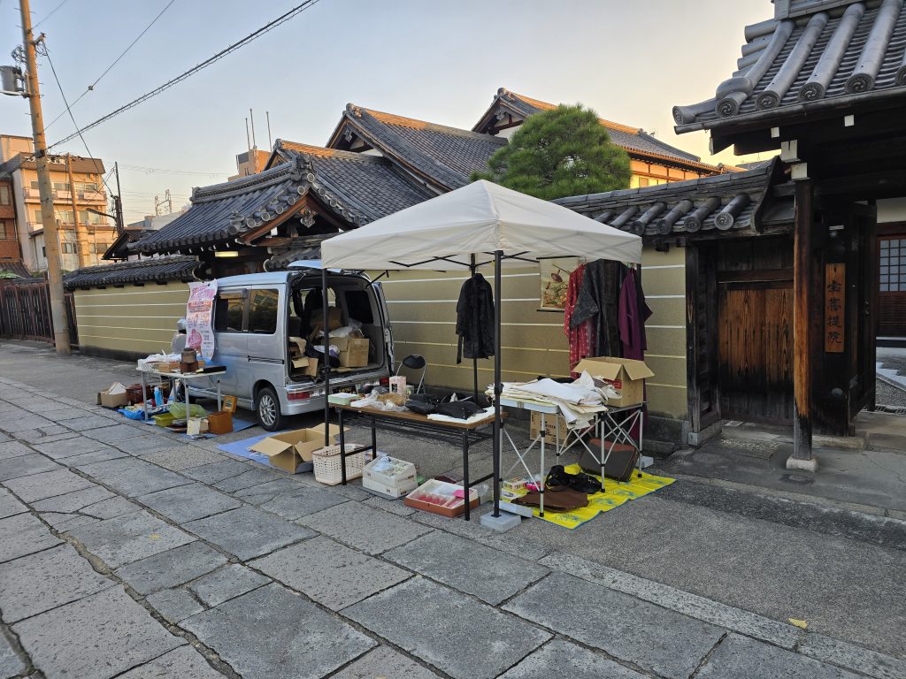 ２０２５年１１月２１日（金）は、個人的に、東寺の「弘法さん」こと「弘法市（こうぼういち）」に５回目の出店をさせていただきました。